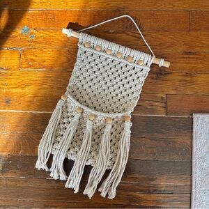 macrame wall decoration with pocket for plants